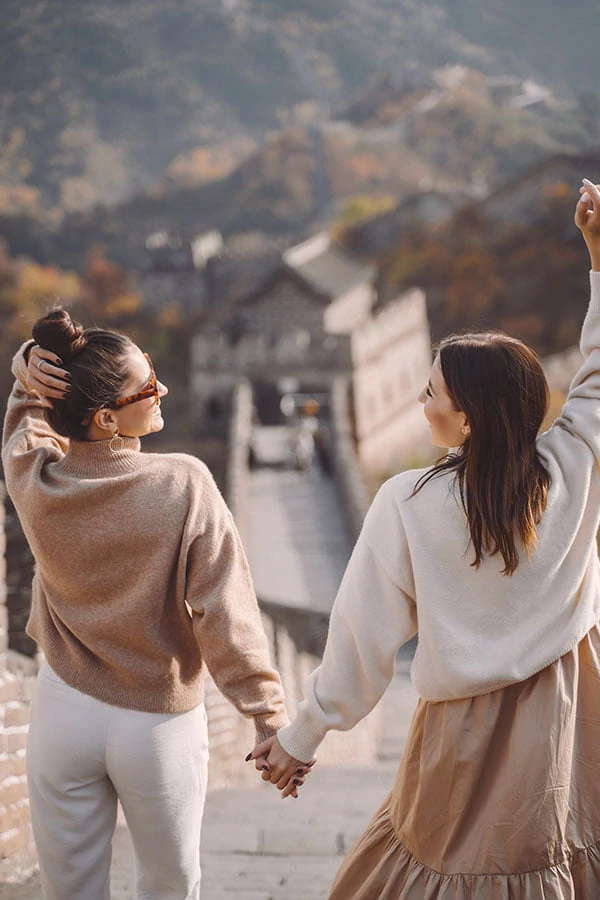 The how-to guide on making extraordinary friends and cultivating meaningful relationships that move and inspire you.